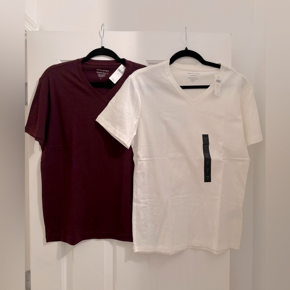 NWT Bundle of 2 Banana Republic men’s burgundy & white T-shirts - small
